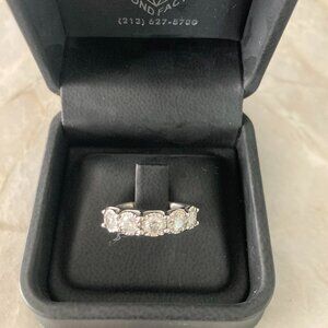 Engagement/Wedding Ring with 5 Round Brillant Cut REAL NATURAL Diamonds!